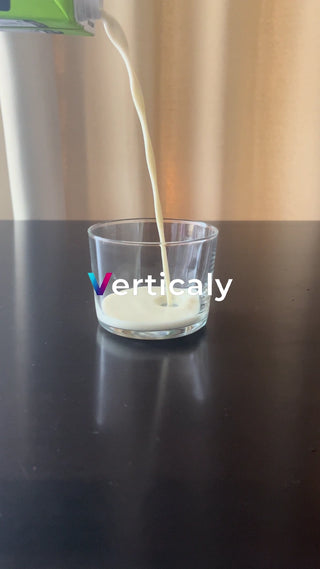 ミルクをグラスに注ぐ