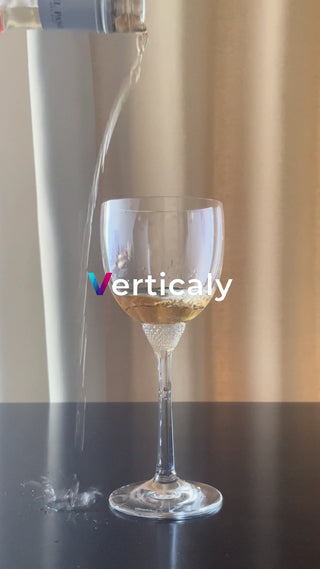 ワインを注ぐ優雅な時間