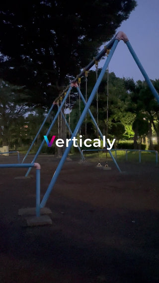 夕暮れの公園、ブランコ