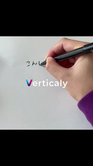 ペンで文字を書く手元