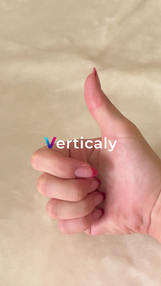 指でOKサイン、ネイルがお洒落