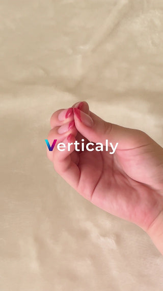 指で摘む、紅いネイル