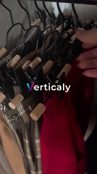 クローゼットから服を選ぶ