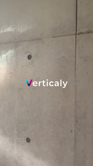 無機質な壁、日中の光