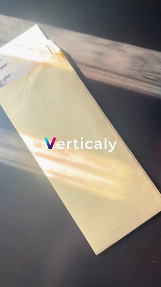 書類と光、穏やかな時間