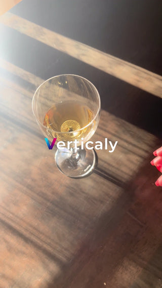 琥珀色の液体、グラス越し