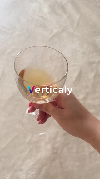 シャンパングラスを持つ手