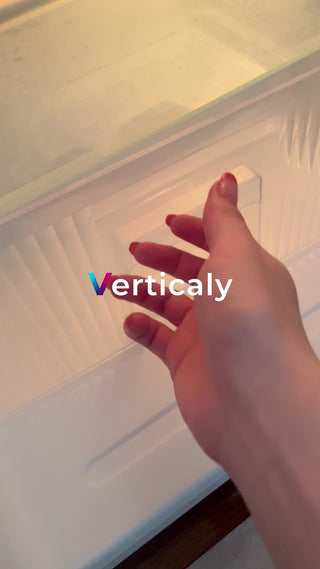 冷蔵庫を開ける手元