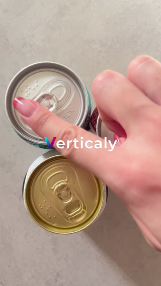 缶コーヒーを手に、指で触れる