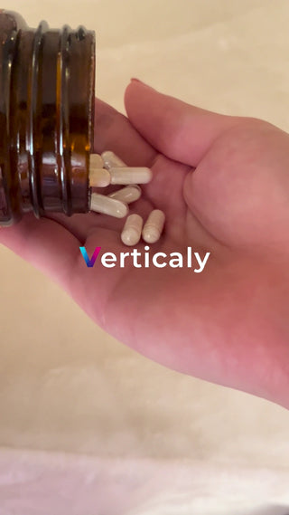 サプリを手に、健康を