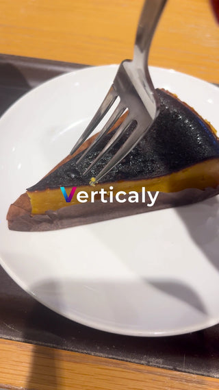 チーズケーキを食べる