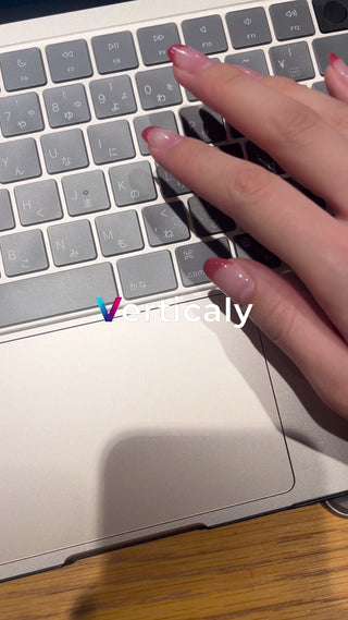 PCに向かう女性の手元