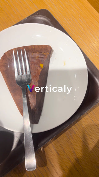 ケーキとフォークのある風景