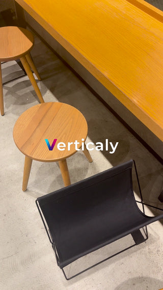 木製スツールと黒い椅子