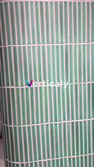 グリーンのタイル壁面