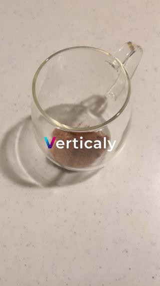 粉末を溶かす、透明なカップ