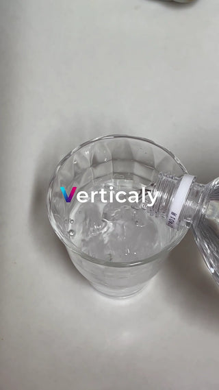 氷と水のグラス