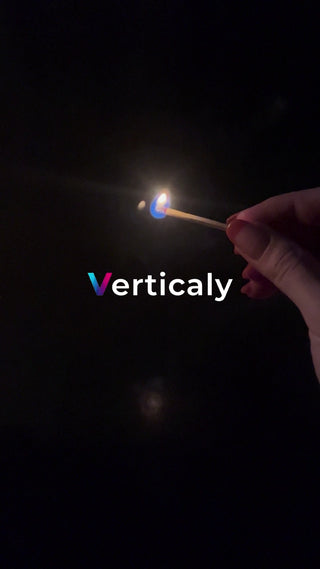 マッチの火、夜空に輝く