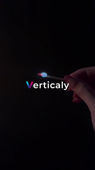 燃えるマッチ、夜の光