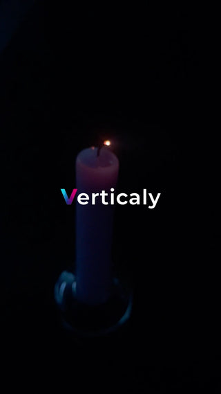 灯るキャンドル、夜の静寂