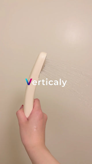 シャワーを浴びる手元