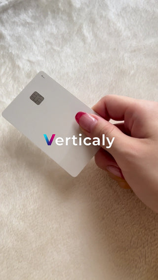 カードを持つ手、ネイルが綺麗