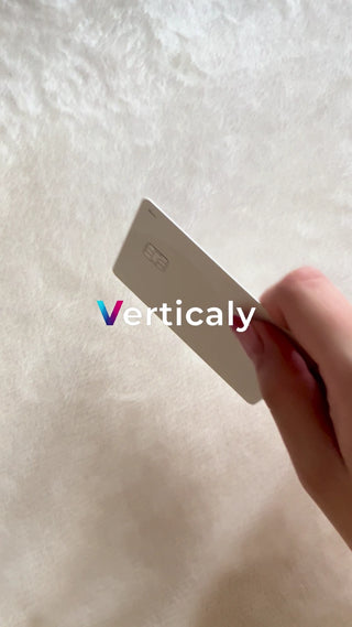 カードを手に、日常を切り取る