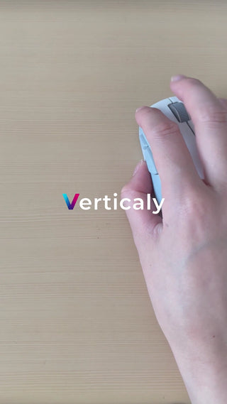 手元でマウスを操作