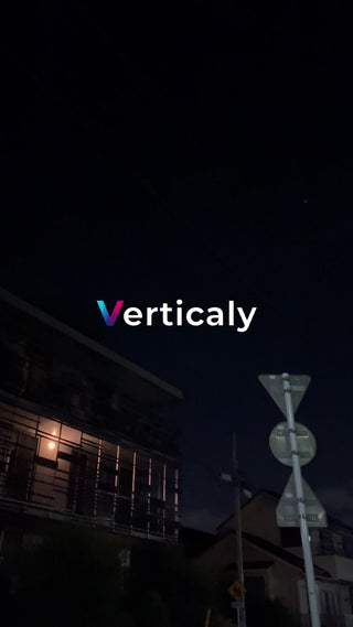 夜の街並み、標識と家並み