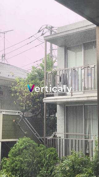 雨降る街並み、洗濯物