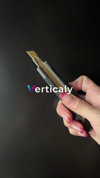 カッターナイフを持つ手