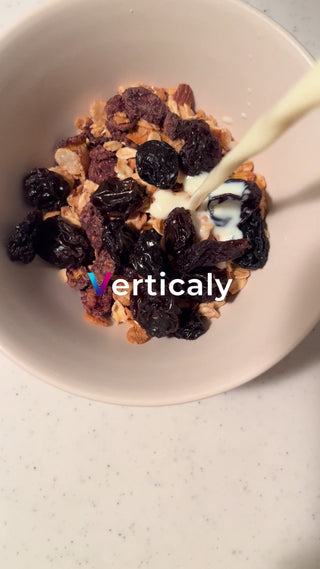 グラノーラにミルクを注ぐ