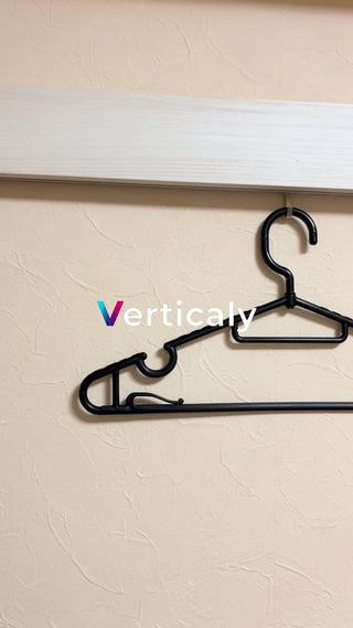 黒いハンガー、壁にかかる