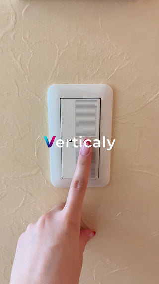 スイッチを押す指、赤ネイル