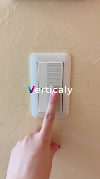 スイッチを押す指、日常のワンシーン