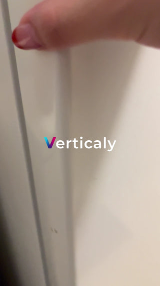 白い壁に手を触れる