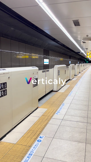 駅のホーム、電車を待つ