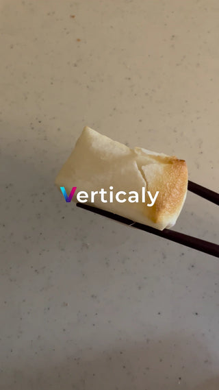 揚げ物、箸でつまむ