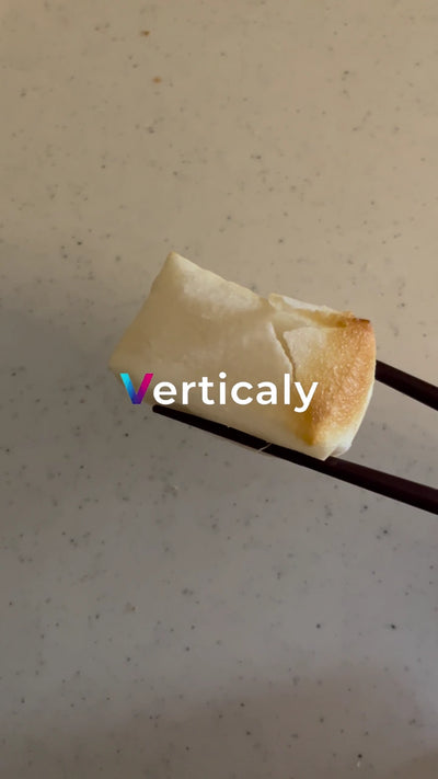 焼き上がった餅、箸でつまむ