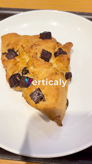 チョコレート菓子、白皿の上