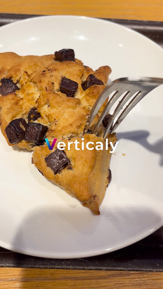 チョコチャンククッキーを食べる