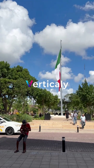 メキシコの国旗と青空