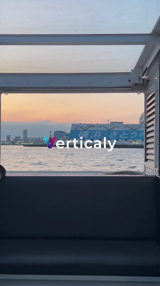 夕焼けの船旅、海を渡る