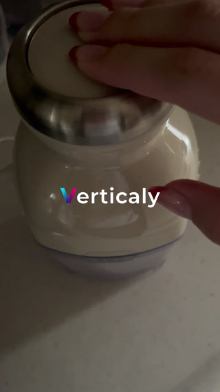 白い容器を押す手