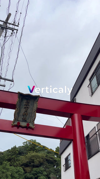 鳥居と建物の風景