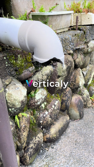 雨降る石垣と雨樋