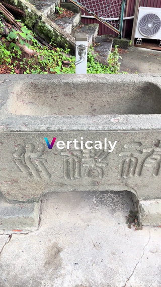 石造りの手水鉢、水が流れる