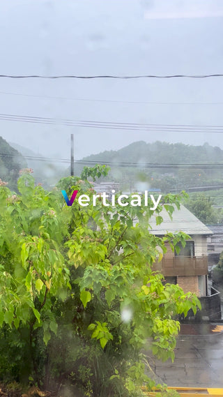 雨降る街並み、窓から景色