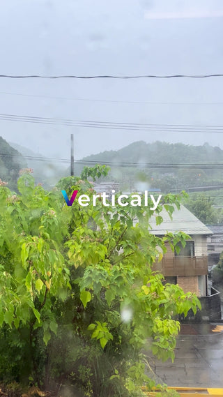 雨降る街並み、窓から眺める