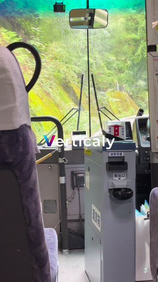 バス車窓からの風景、山道